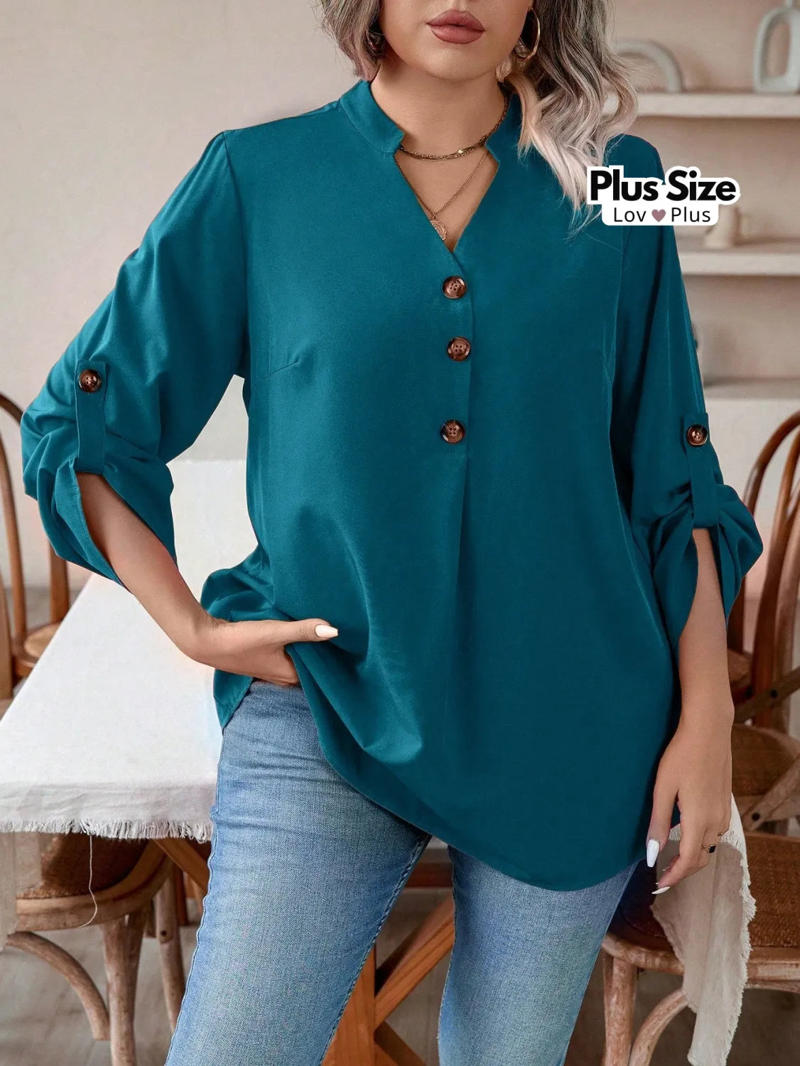 Blusa Plus Size com Manga de Enrolar Blusas Plus Size