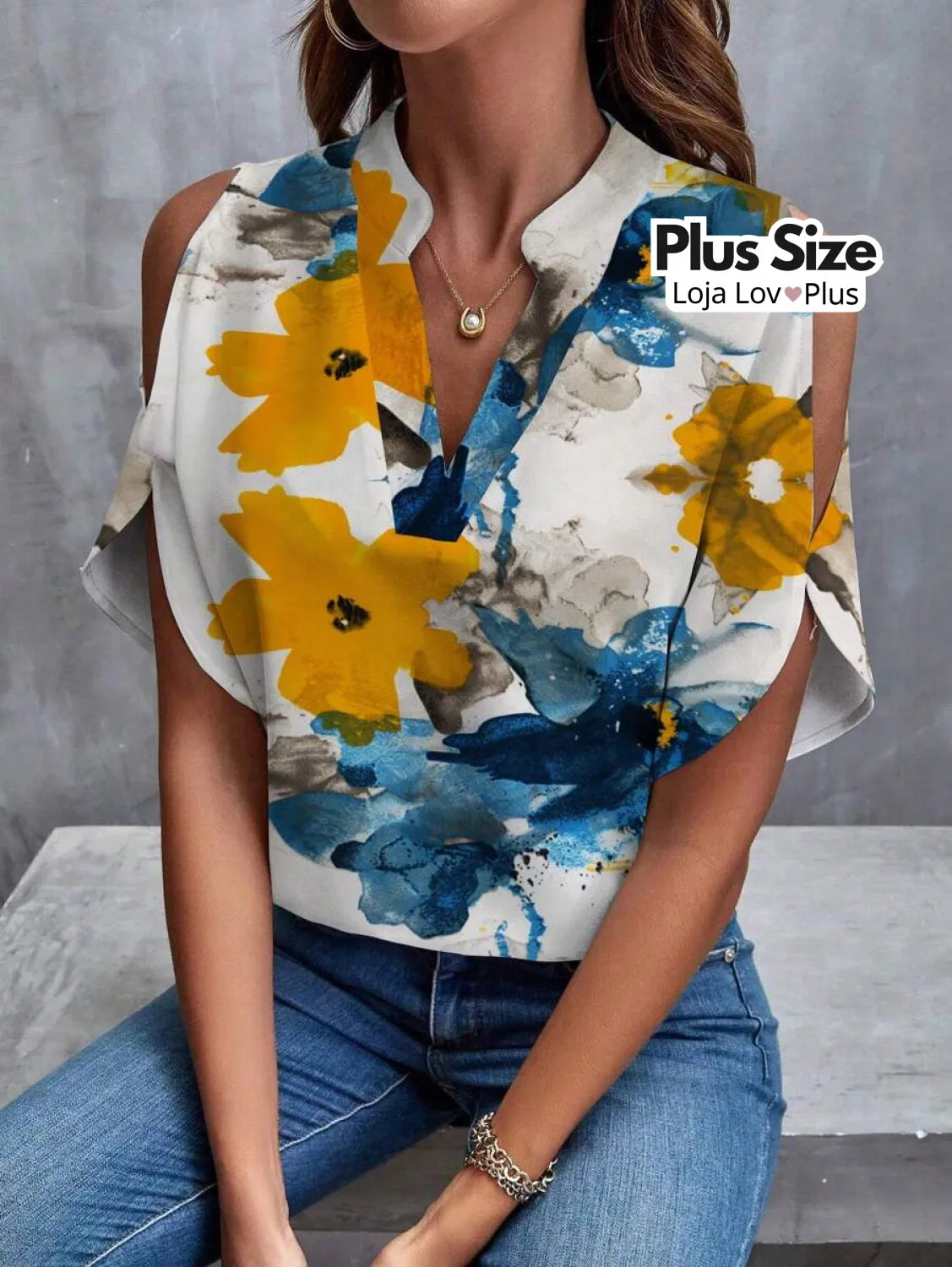 Blusa Plus Size Floral de Ombros Vazados Blusas Plus Size