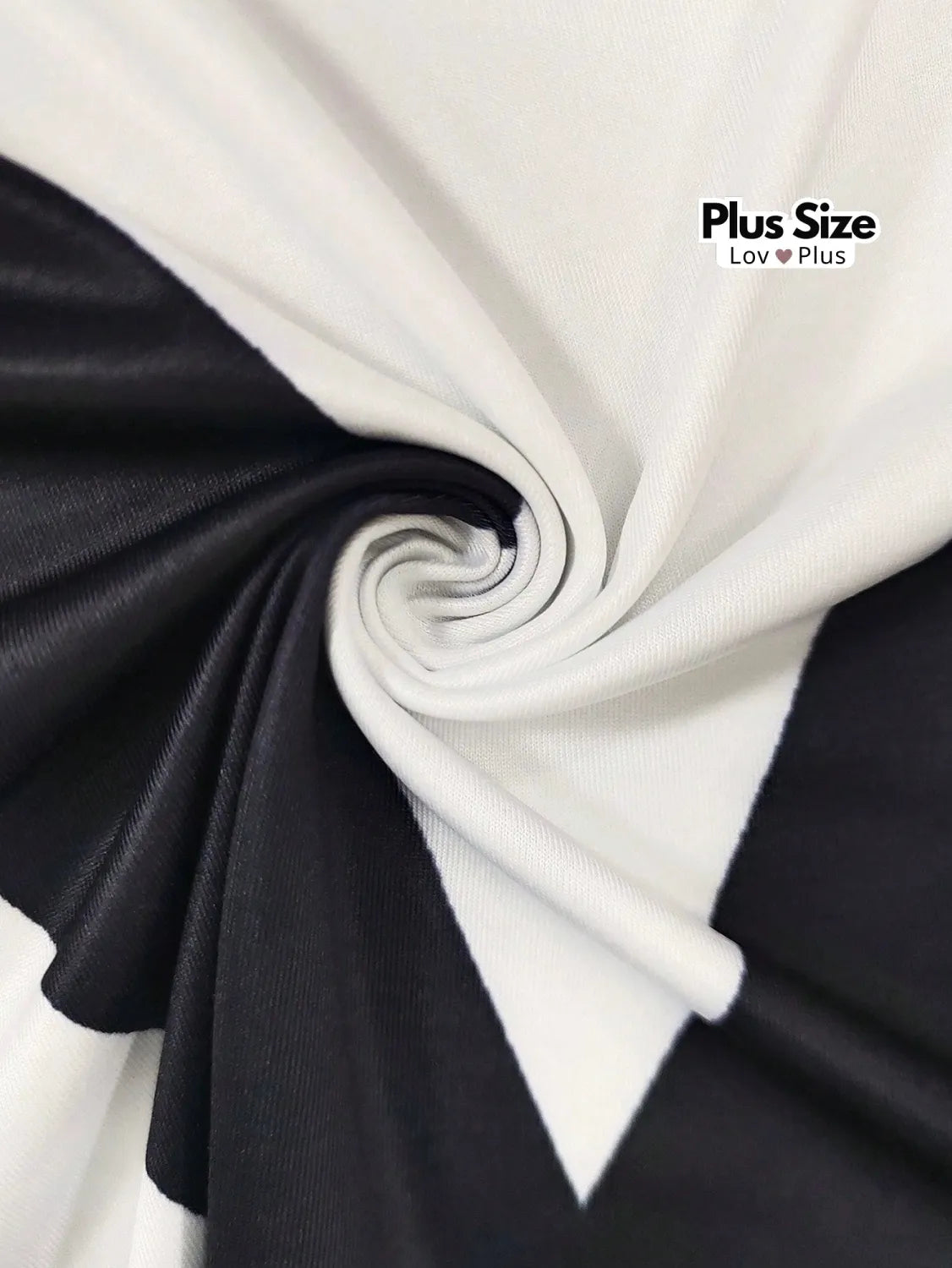 Blusa Preta e Branca com Zíper Plus Size Blusas Plus Size