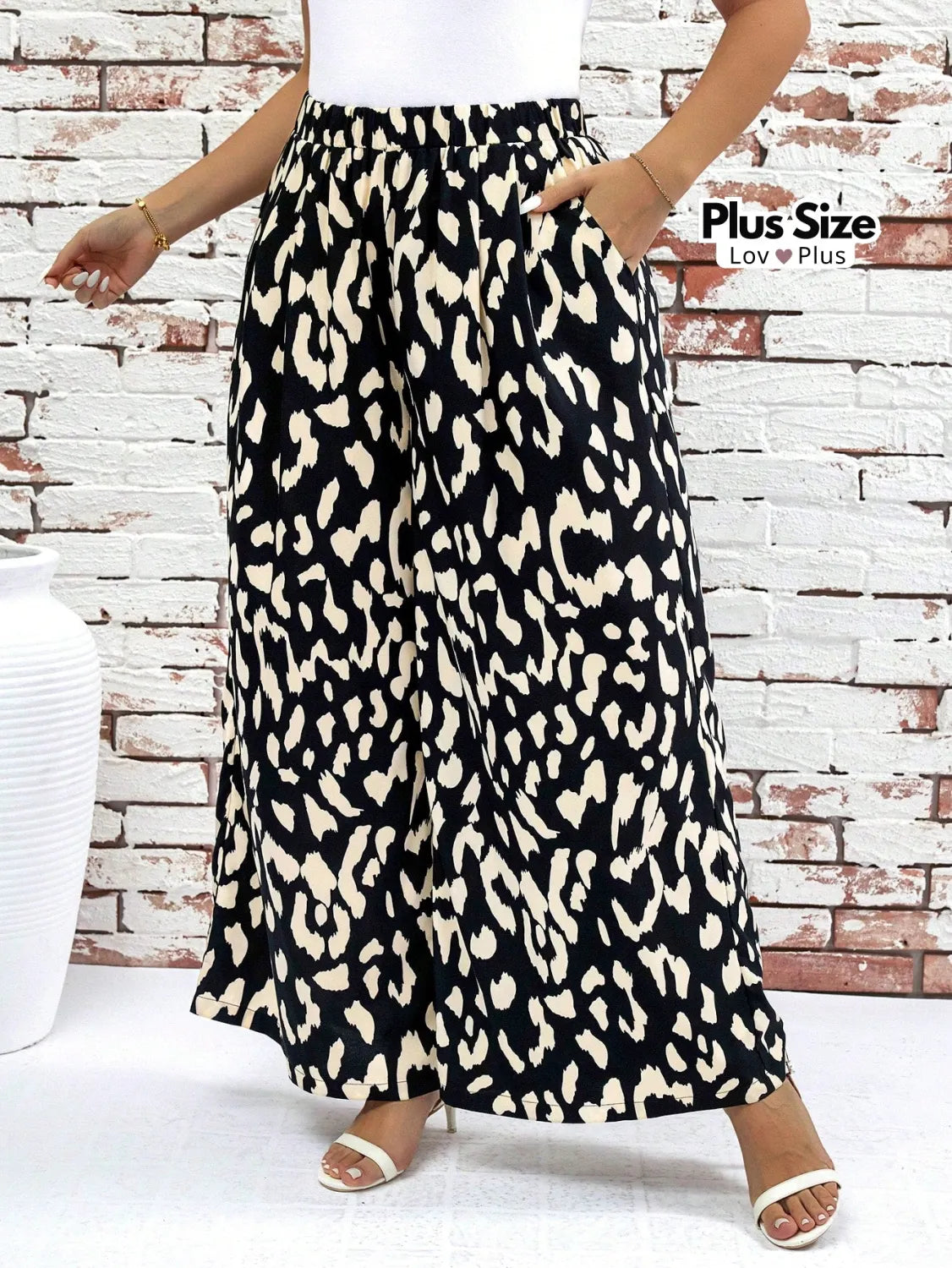 Pantalona com Bolsos Plus Size Estampada Calças