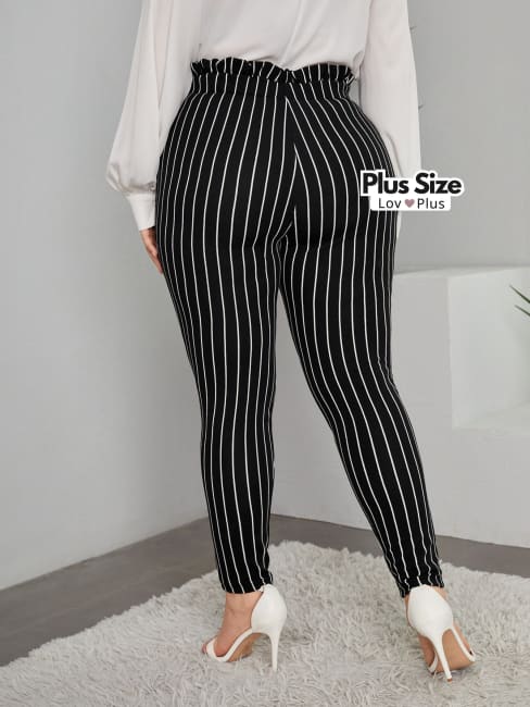calca preta plus size, calca preta plus size para trabalhar, calca preta plus size para trabalho, calca risca de giz, calça cenoura feminina, calça cenoura plus size, calça com cinto plus size, calça plus, calça preta com cinto plus size, calça reta plus, calça risca de giz plus size, Calças plus size, flexify, logo , LovPlus