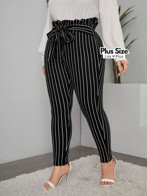 calca preta plus size, calca preta plus size para trabalhar, calca preta plus size para trabalho, calca risca de giz, calça cenoura feminina, calça cenoura plus size, calça com cinto plus size, calça plus, calça preta com cinto plus size, calça reta plus, calça risca de giz plus size, Calças plus size, flexify, logo , LovPlus
