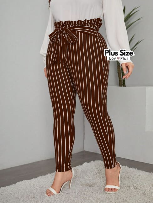 calca preta plus size, calca preta plus size para trabalhar, calca preta plus size para trabalho, calca risca de giz, calça cenoura feminina, calça cenoura plus size, calça com cinto plus size, calça plus, calça preta com cinto plus size, calça reta plus, calça risca de giz plus size, Calças plus size, flexify, logo , LovPlus