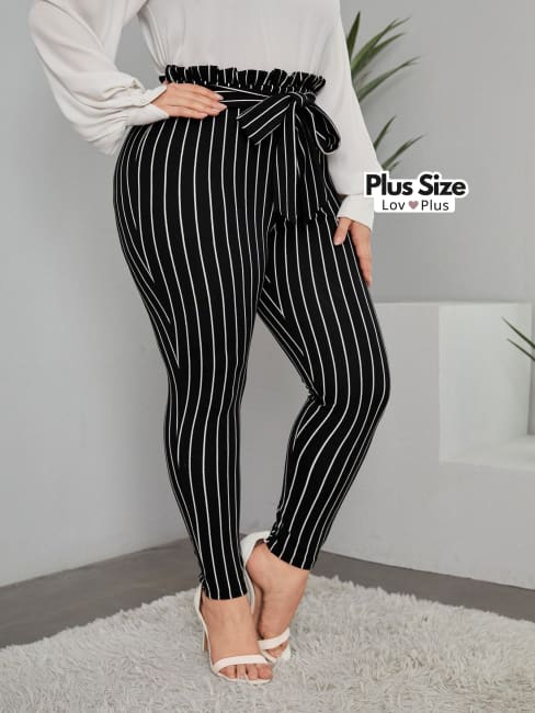 calca preta plus size, calca preta plus size para trabalhar, calca preta plus size para trabalho, calca risca de giz, calça cenoura feminina, calça cenoura plus size, calça com cinto plus size, calça plus, calça preta com cinto plus size, calça reta plus, calça risca de giz plus size, Calças plus size, flexify, logo , LovPlus