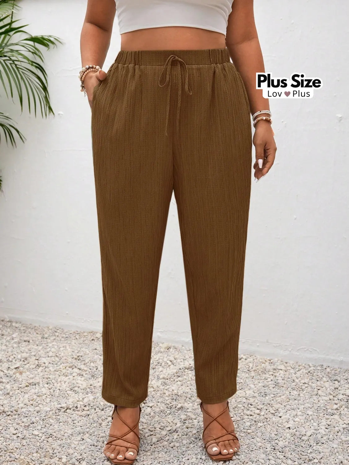Calça Reta Plus Size com Bolsos Várias Cores G / Castanho Calças
