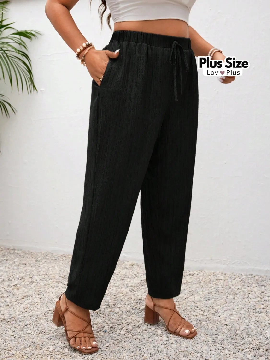 Calça Reta Plus Size com Bolsos Várias Cores G / Preto Calças