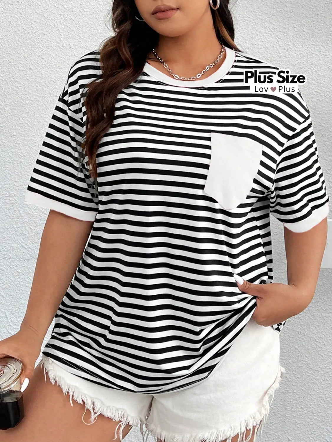 Camiseta Plus Size Listrada com Bolso G / Branca Blusas Plus Size