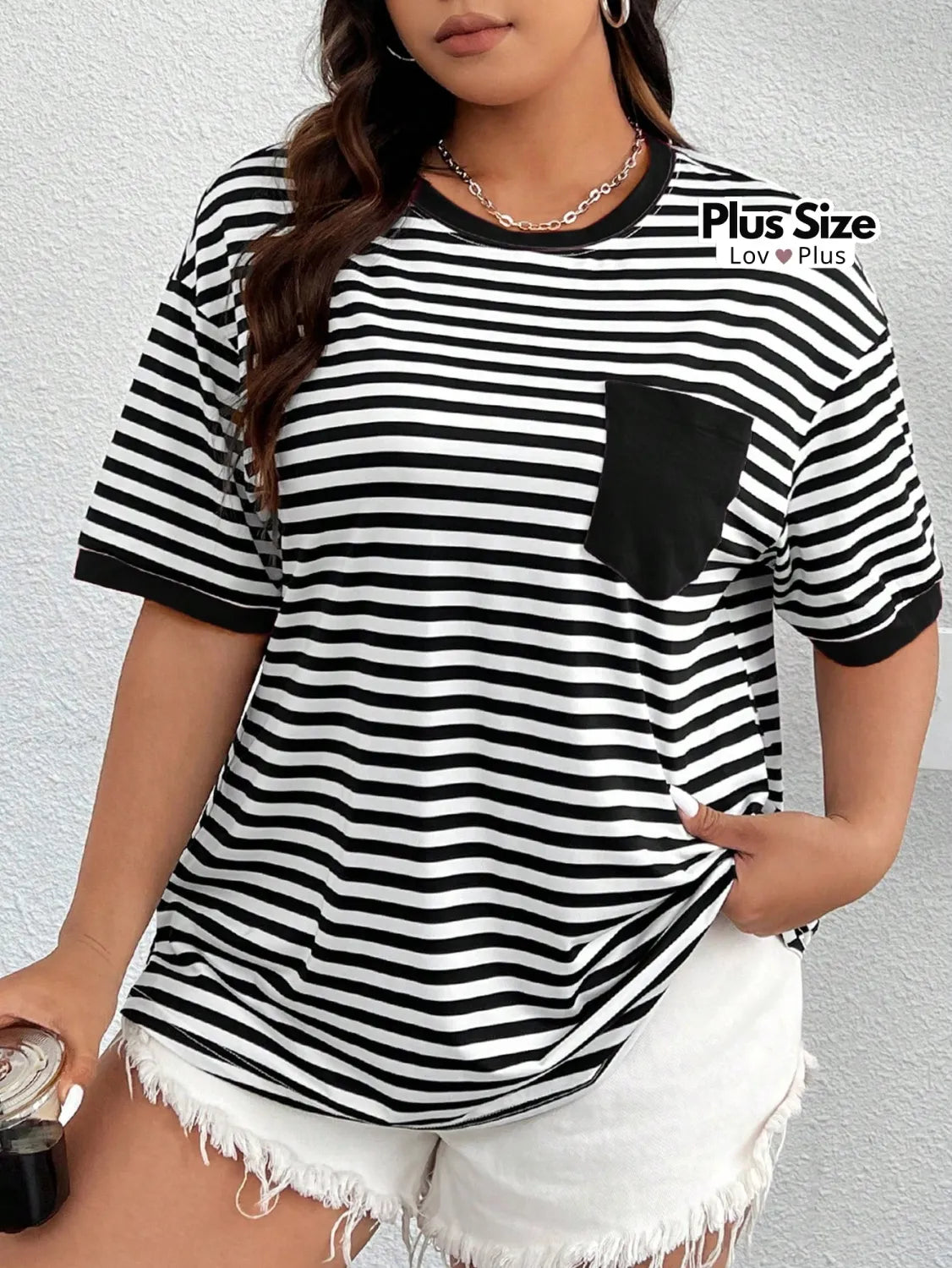 Camiseta Plus Size Listrada com Bolso G / Preta Blusas Plus Size