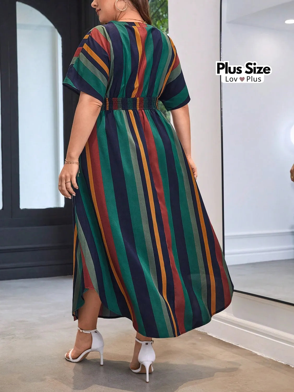 Vestido Longo Plus Size com Bolso e Listras Verticais Vestidos Plus Size